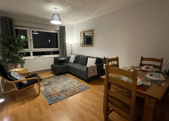 Cosy Flat For 4, Family Friendly, Private Parking, Close To Central London