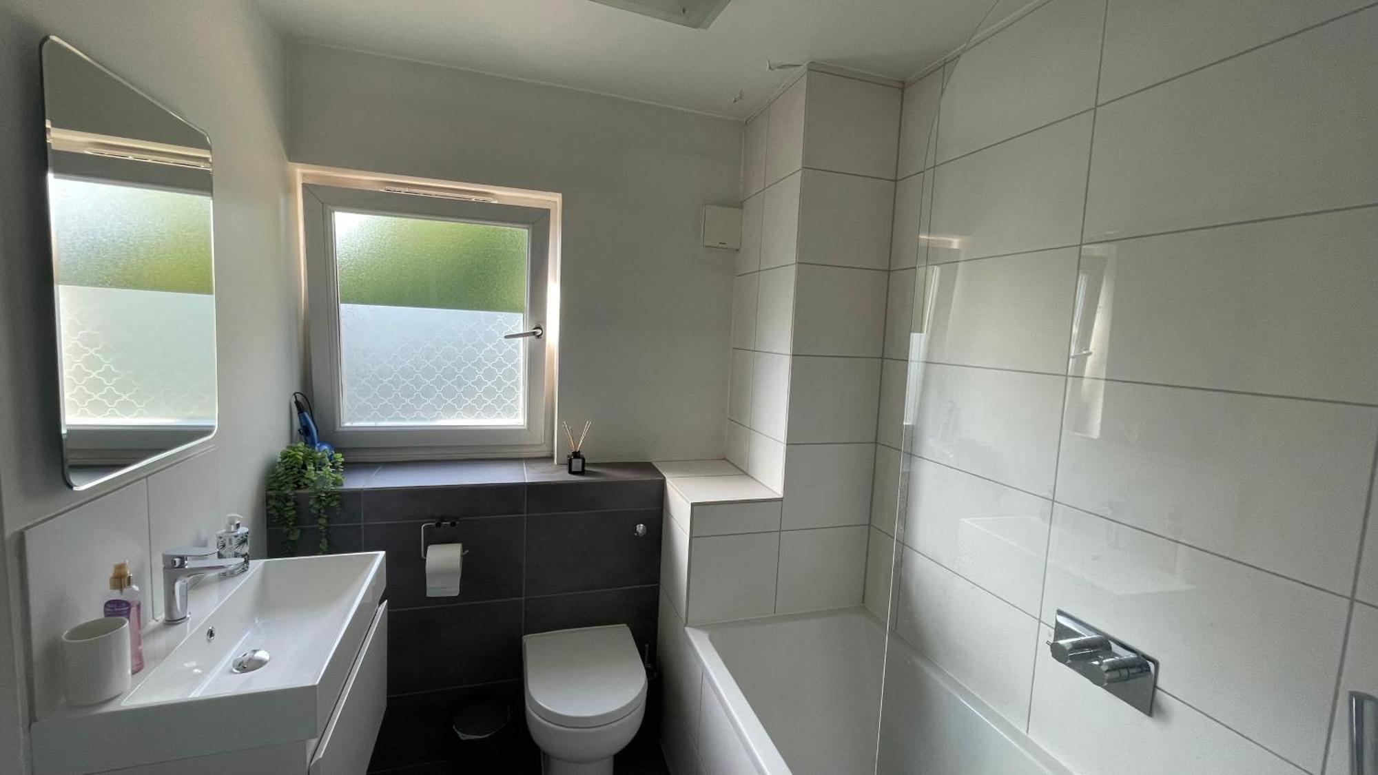 Cosy Flat For 4, Family Friendly, Private Parking, Close To Appartamento *