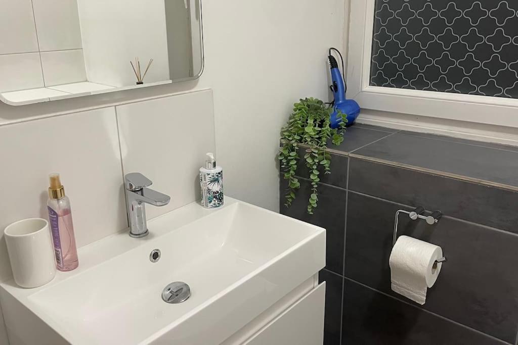 Cosy Flat For 4, Family Friendly, Private Parking, Close To Appartamento