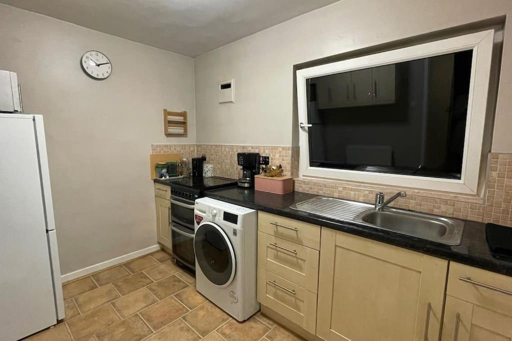 Cosy Flat For 4, Family Friendly, Private Parking, Close To Appartamento *