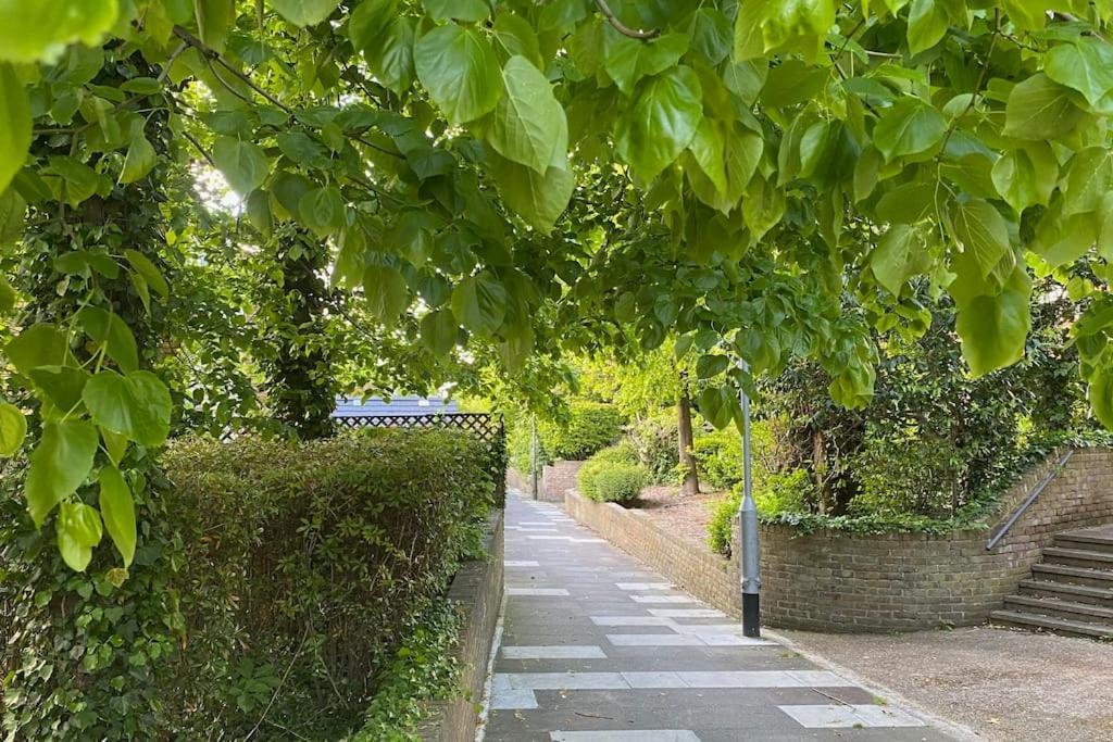 Appartamento Cosy Flat For 4, Family Friendly, Private Parking, Close To Londra