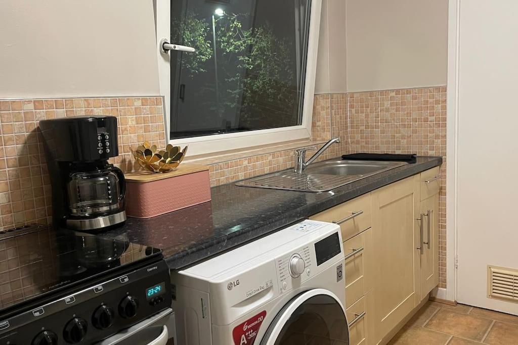 Appartamento Cosy Flat For 4, Family Friendly, Private Parking, Close To